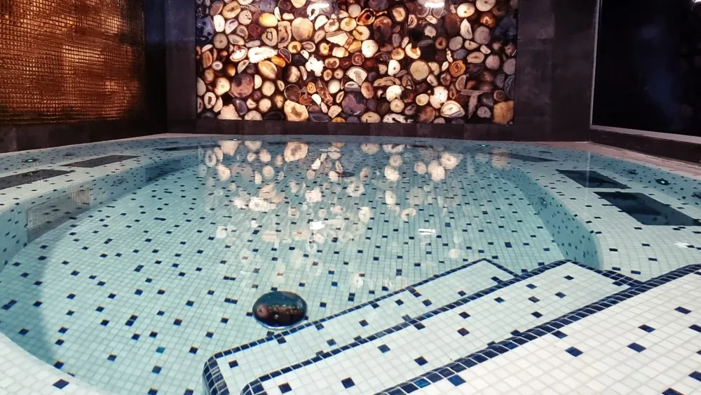 Jacuzzi wodorowe Gold w Studio Sante z mozaiką i ścianą z drewnianych plastrów
